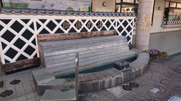 駅前の足湯